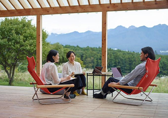 天気の良い日は外でミーティングすることも。