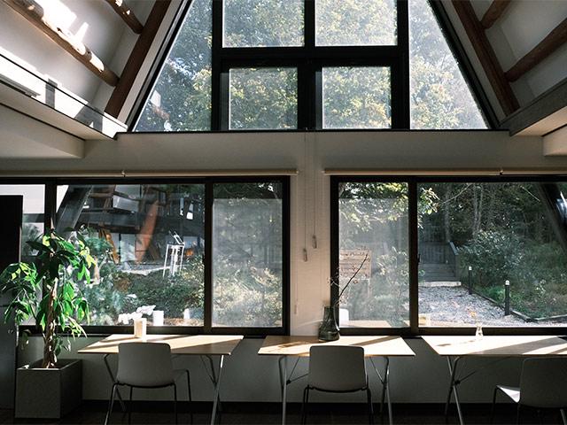 「富士見 森のオフィス」は個室型オフィス 、コワーキングスペース、会議室、食堂を備えた複合施設です。