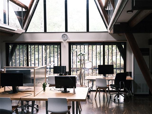 「富士見 森のオフィス」のコワーキングスペースでも仕事ができます