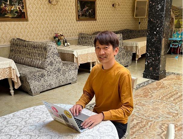 こちらはブルガリアで働いています。働き方は全員フルリモートで、住む場所にとらわれず働ける。本社のある東京以外の都道府県に暮らす社員が多くいるほか、子育てをしながら働く人も多く、チームで助け合いながらの働き方を実現している。