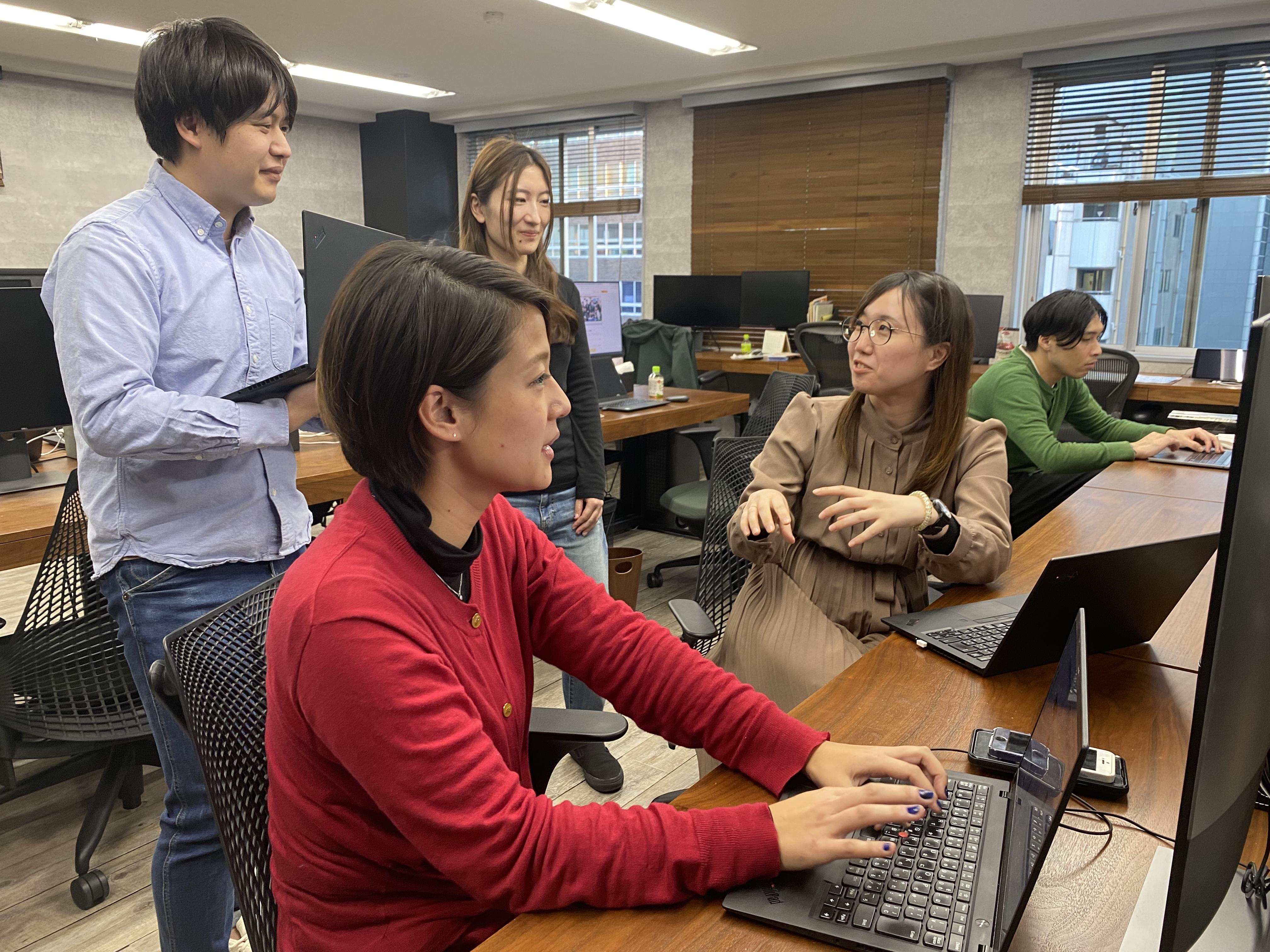 20代後半から30代前半のメンバーが多く、ディレクター間でも案件相談を活発にしている。