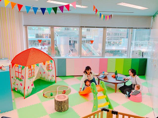 本社内にキッズスペースを設置しています。保育施設ではなく自分で保育することを希望する社員が育児と仕事を両立しながら働ける環境です。テレワーク推進中！