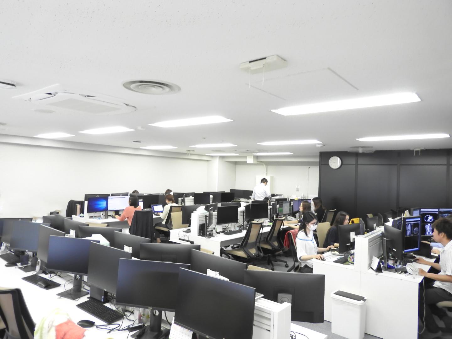 エンジニア、営業、管理部門・カスタマーサービスなど、様々な職種が一丸となって日々会社を支えている。