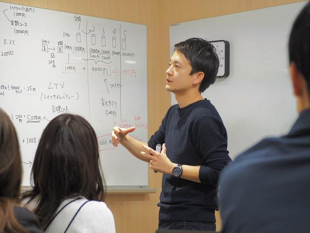 代表の石渡自らが新人レクチャーを担当。