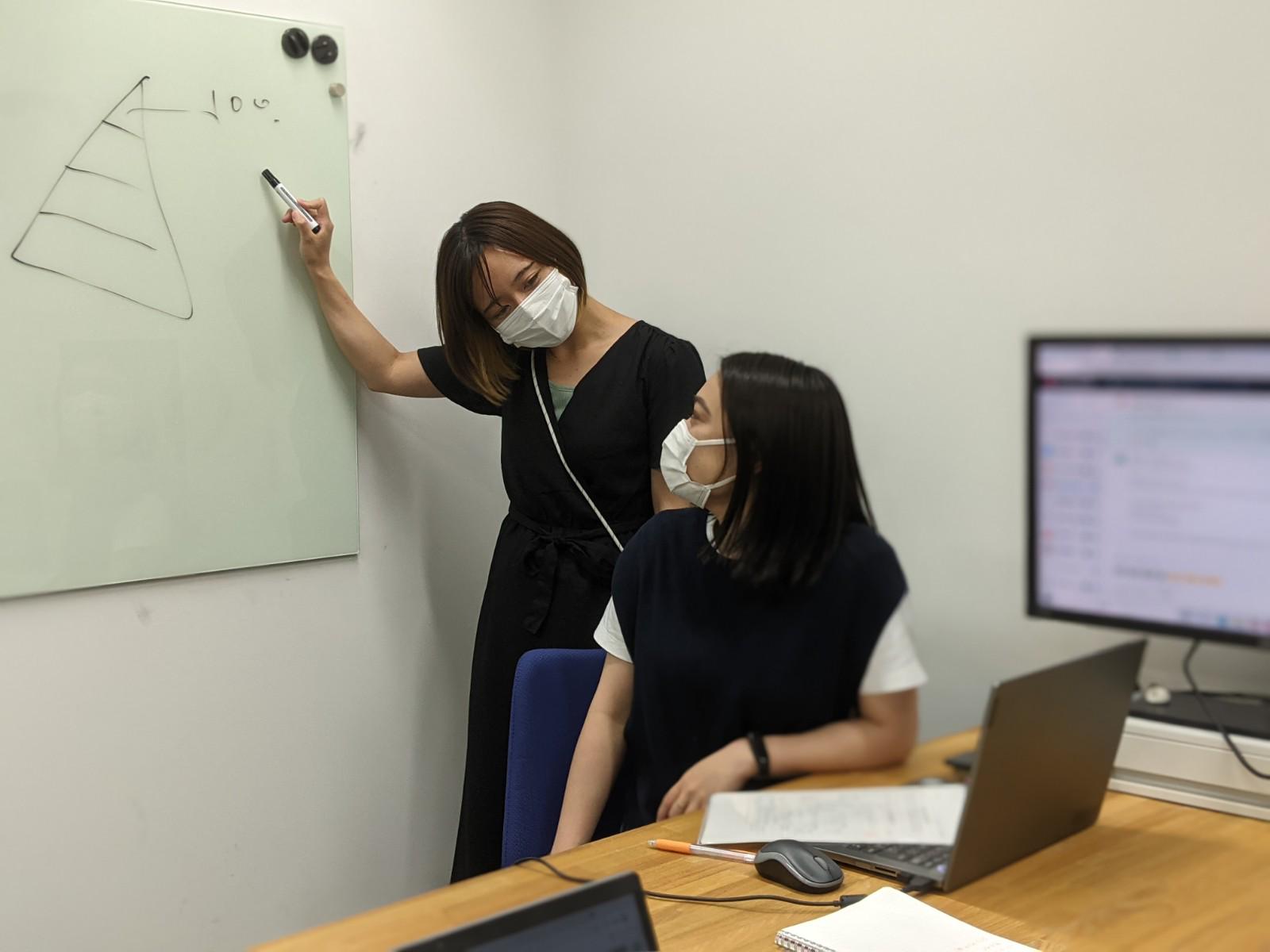 困った時はなんでも聞ける仲間がいます！チームや会社の垣根なく、コミュニケーションも闊達です！