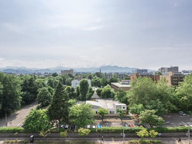 年間休日は125日。残業も月平均15時間以内で、ライフワークバランスが整った働き方が可能。札幌の地で落ち着いて働きたいと考えるエンジニアには、適した職場だ。北大近くで職場環境もよい（写真は自社ビルからの景色）