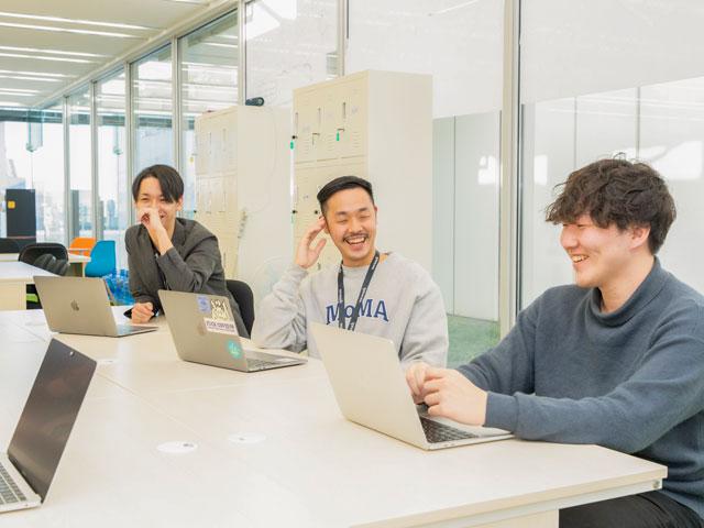 Webサイトでのサービス申込・登録画面やマイページ、CS部門が用いる管理画面を開発・運用するエンジニアを求めている。