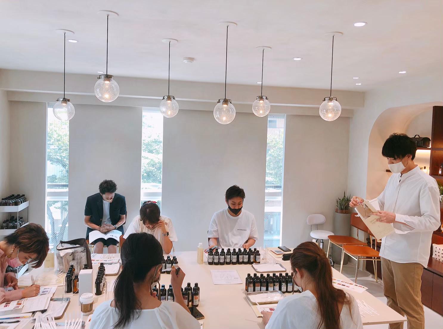 今年新たに始まった、セルフオートクチュールフレグランス講習。
合わせて香りの本場パリに会社を設立。今後パリから日本に香りを届ける事業を展開します。