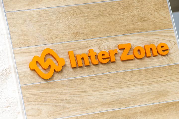 インターゾーンのロゴは人と人の縁を結ぶという意味から結び目がモチーフになっています。