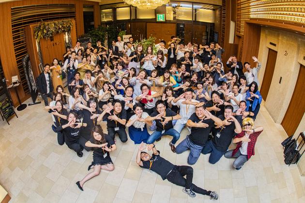 四半期に一度全社員が集まって経営会議（各部署の方針出し）と締め会（飲み会）を実施しています。
リモート勤務のメンバーもいるからこそリアルの場も大事にしています。