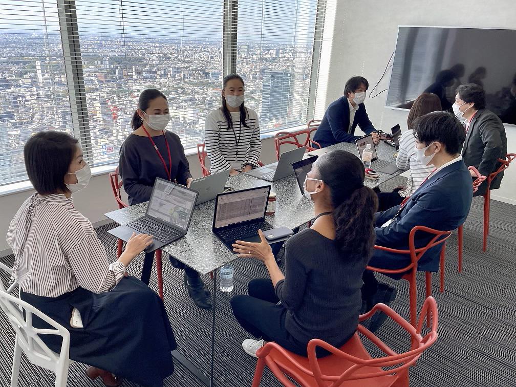 会議室は4－8名用の部屋が複数あり予約可能です。オフィススペースはフリーアドレス制になっています。