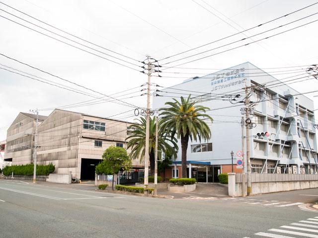 北九州市若松に本拠を構え、九州に建つ超高圧鉄塔の約90%が同社の仕事だ。