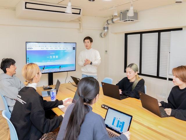 自社メディア『サラダボウル福岡』の運営や、ユニセックスD2Cブランド『cinque（サンク）』を立ち上げ、ヘアケア製品を開発・販売している。
