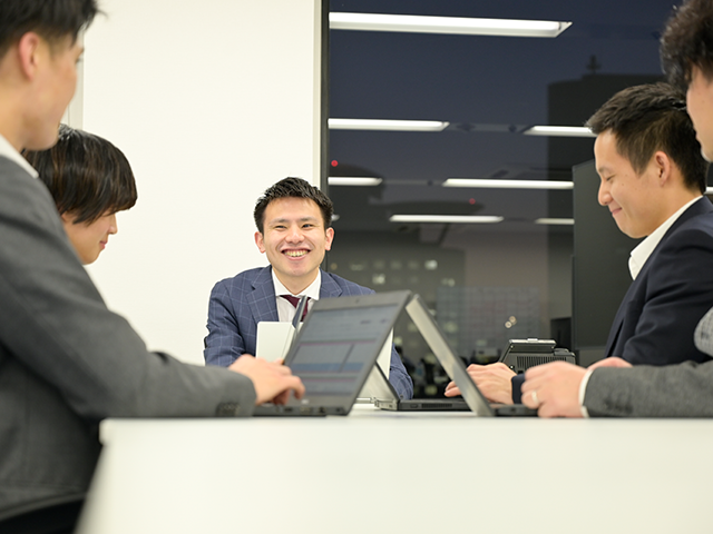 毎日、チームでの振り返りを行い、その日のいい点、改善点を話し合いナレッジの共有を行っています。