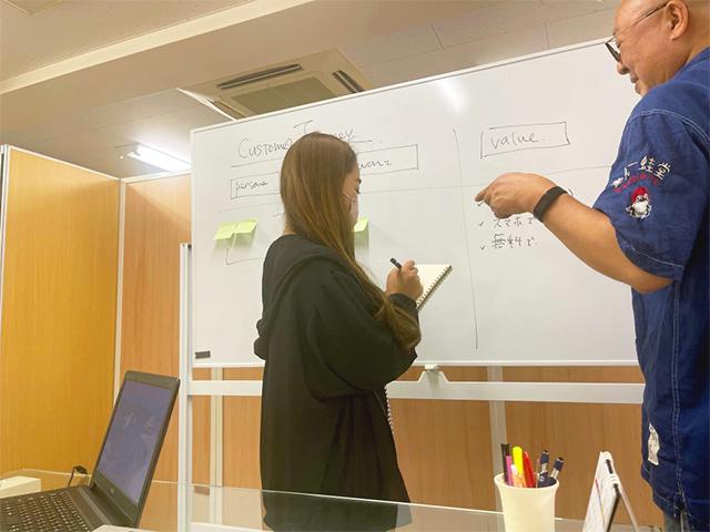 関わるプロジェクトは大きくても会社自体は小規模です。
小規模であるからこそ風通しがよい社風。経験が深く長い社員が多いこともありじっくりと腰を据えて成長できる環境です。