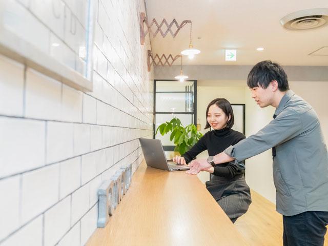 白のレンガ風のオフィスは明るい雰囲気が特徴。