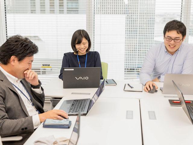 少人数体制の中で自身の思いを形にするチャンス、そして転職後もすぐに馴染める働きやすい雰囲気が、同社の職場には存在している。