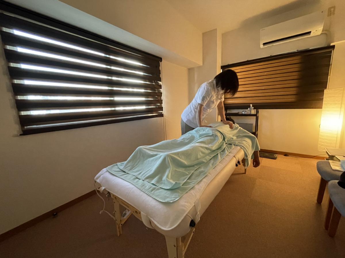 無料で受けられるマッサージ（写真上）と、本格的なトレーニングルーム（写真下）。従業員の健康増進にも積極的に取り組んでいる。