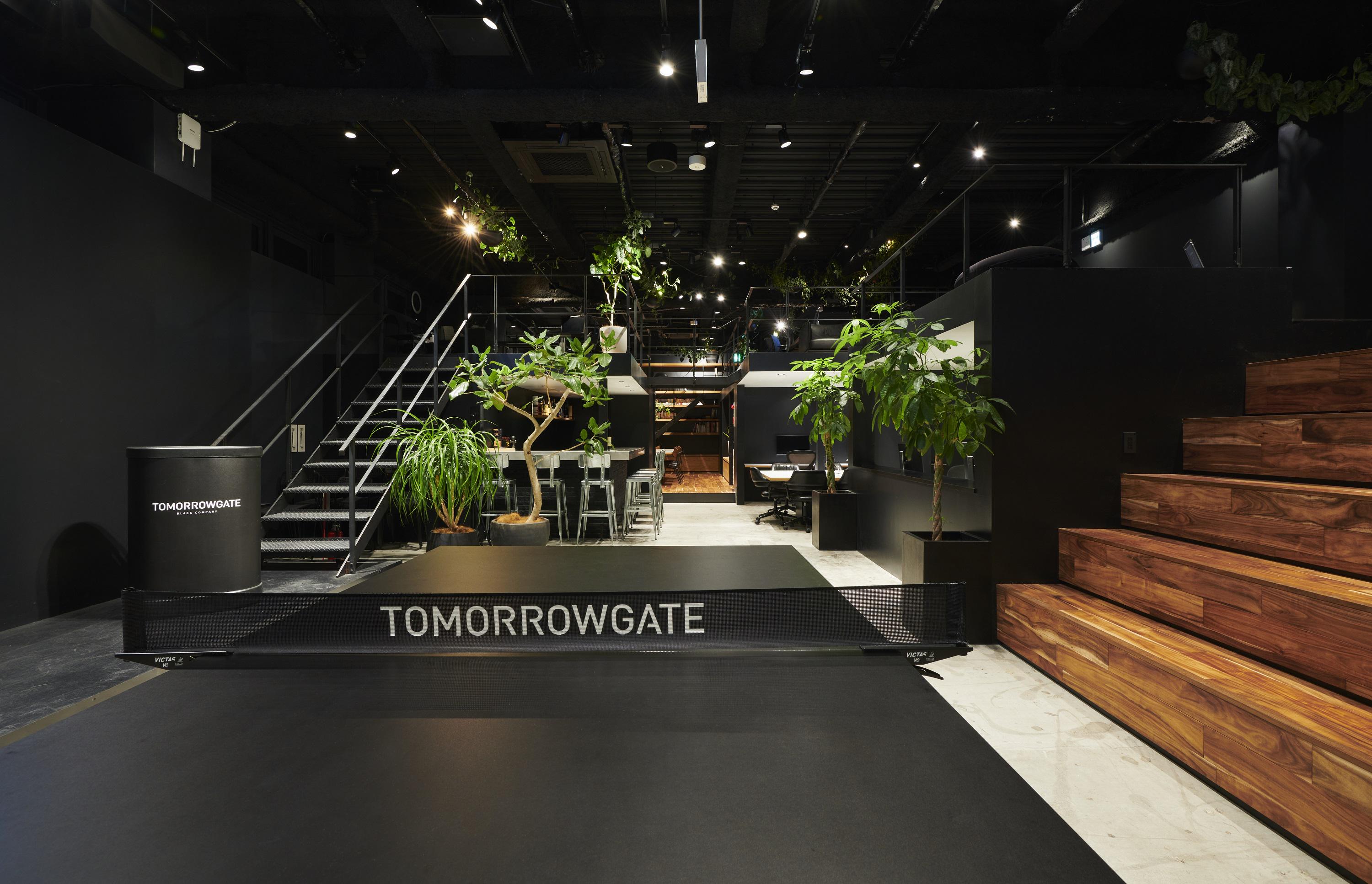 黒と白を基調としたブラックなオフィス。滑り台や卓球台を併設しフリーアドレスで毎日好きな場所で仕事ができます。