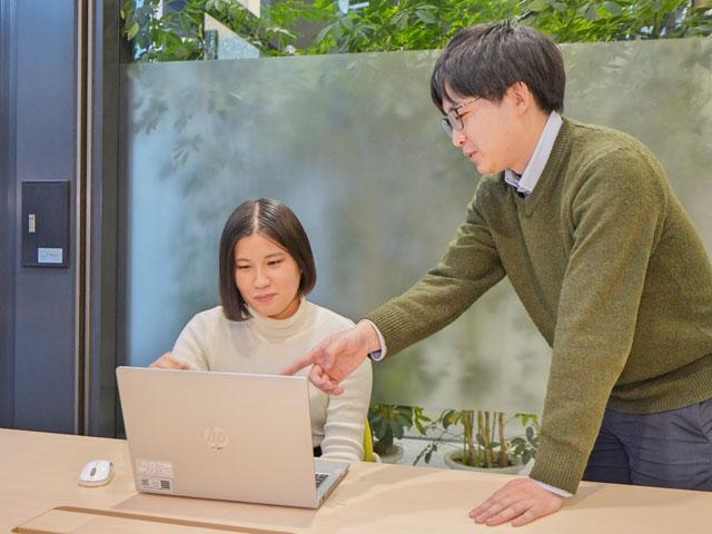 社内には成長や挑戦を歓迎する風土があり、自発的に自己研鑽をしたり、社員同士で互いに切磋琢磨することも。