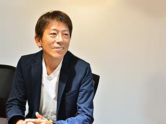 2017年5月にロゴとタグラインをリニューアル。矢印はクライアントと並走する姿勢を表現している。