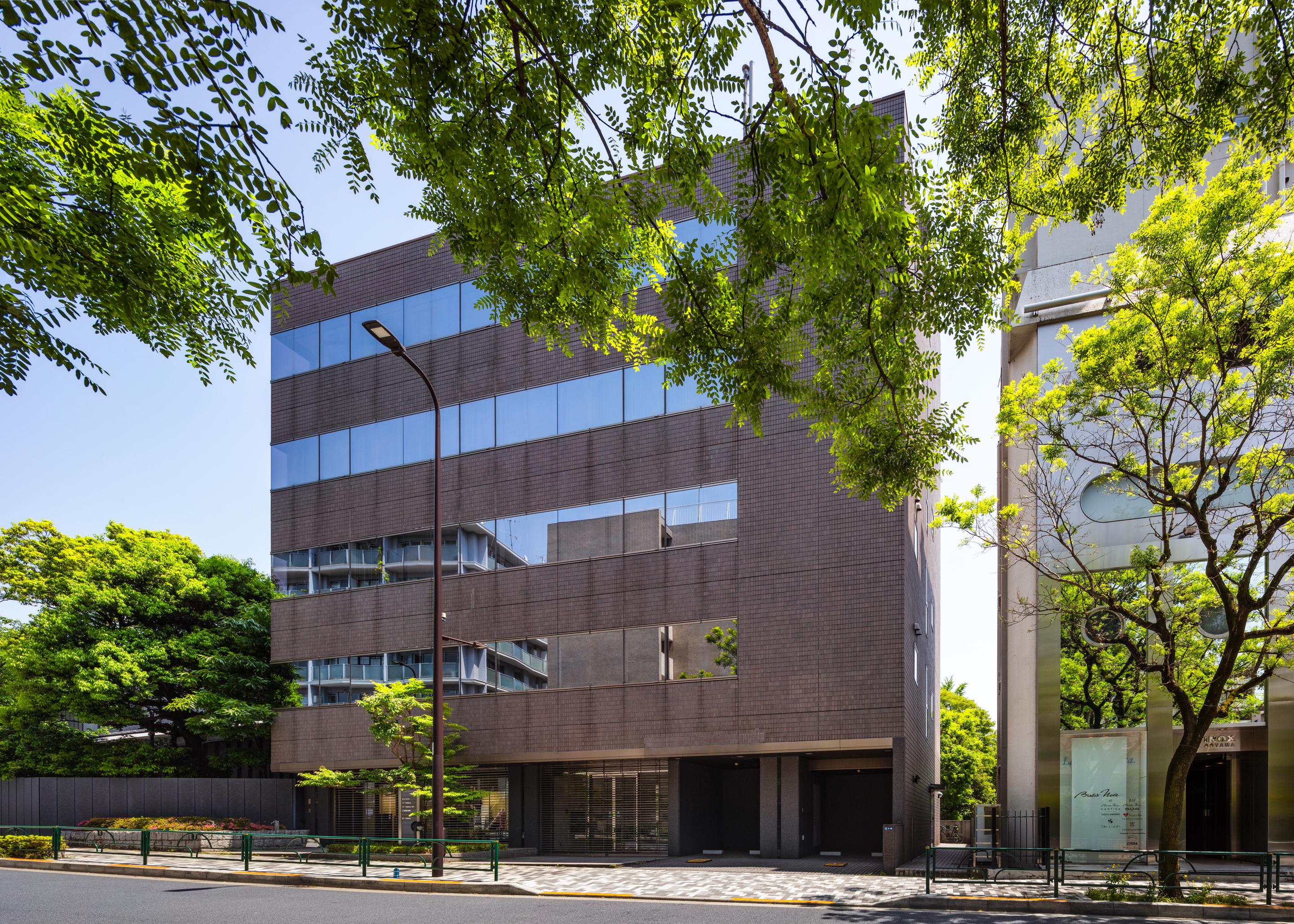 表参道駅から徒歩６分のオフィス。
緑に囲まれた新しいオフィスになります。