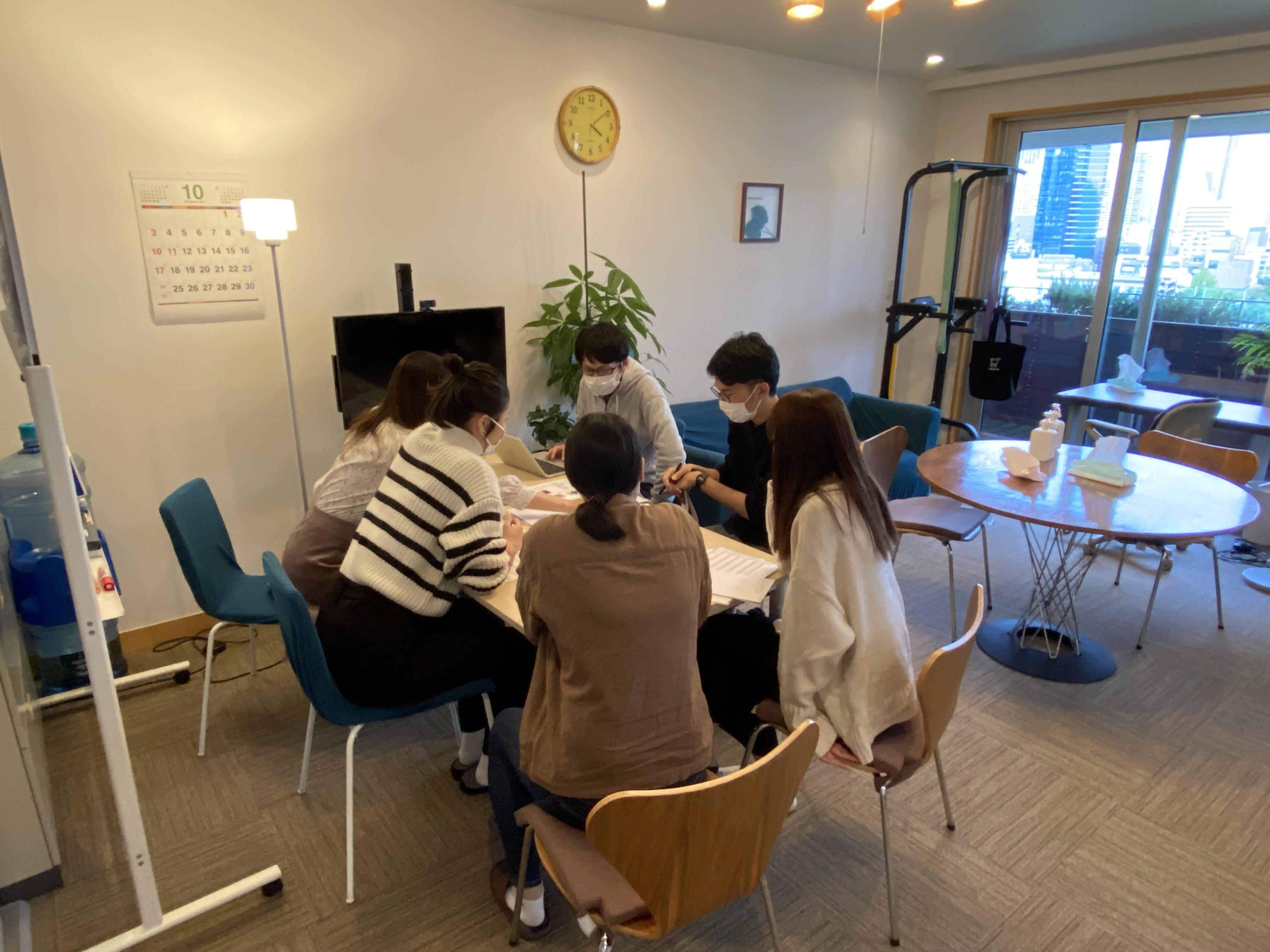 各部署のスタッフならびに外部スタッフを交えたMTGを行っています。