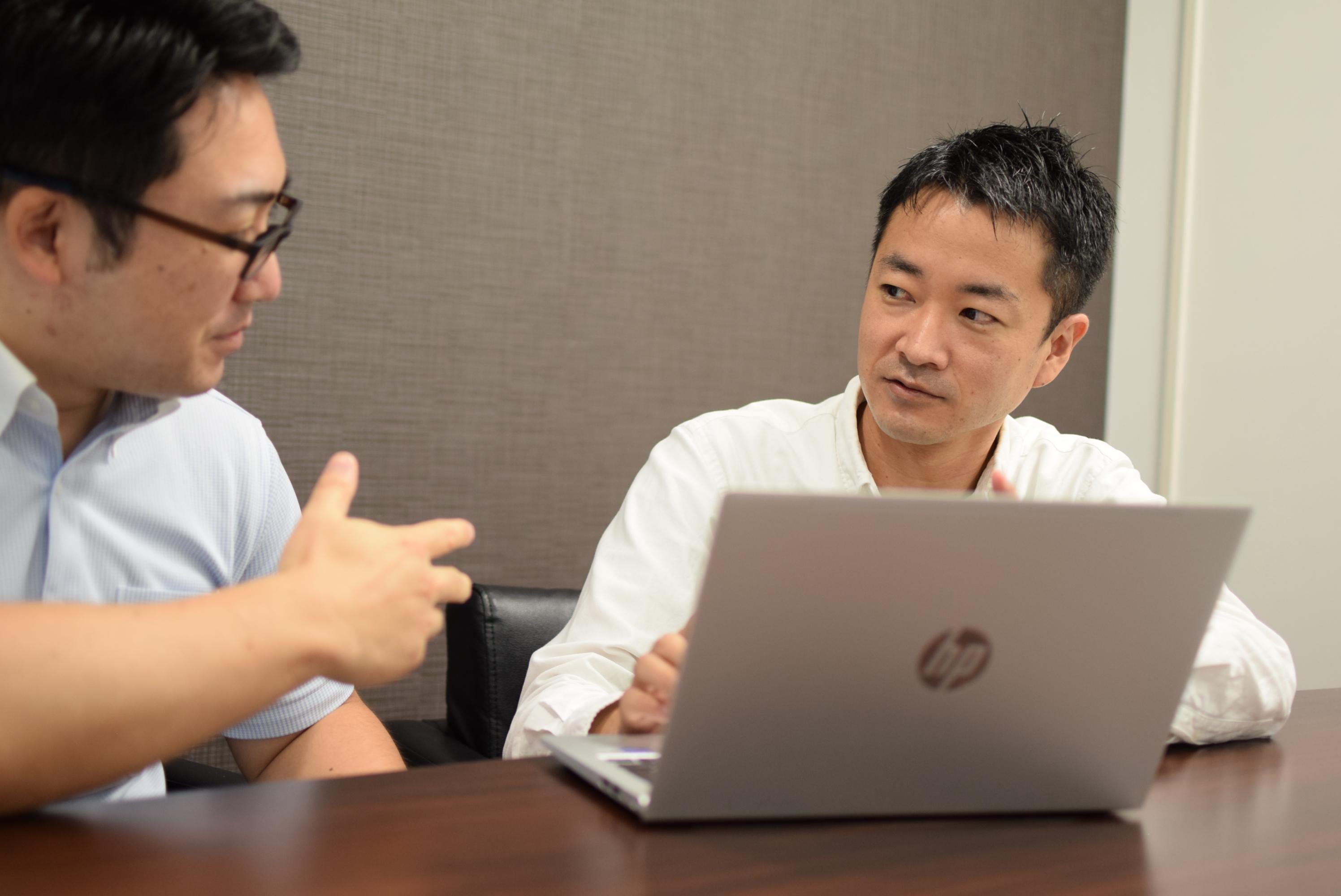 遠慮なく言えるオープンでフラットな風土づくりにも心がけている同社。職種や年齢問わず、メンバー同士の議論の場も。