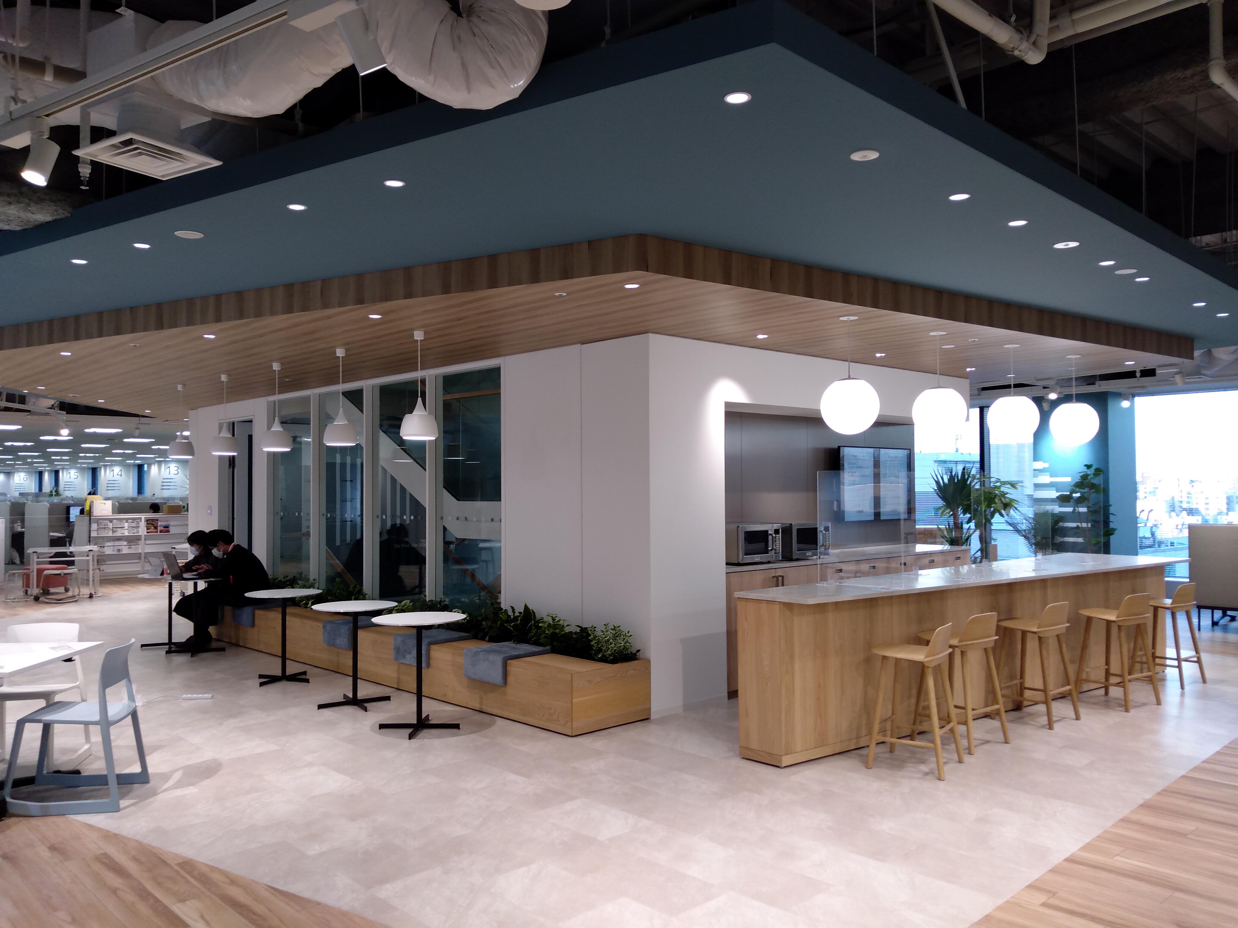 テレワークと出社を両立させた勤務が可能。執務エリアはすべてフリーアドレスです。