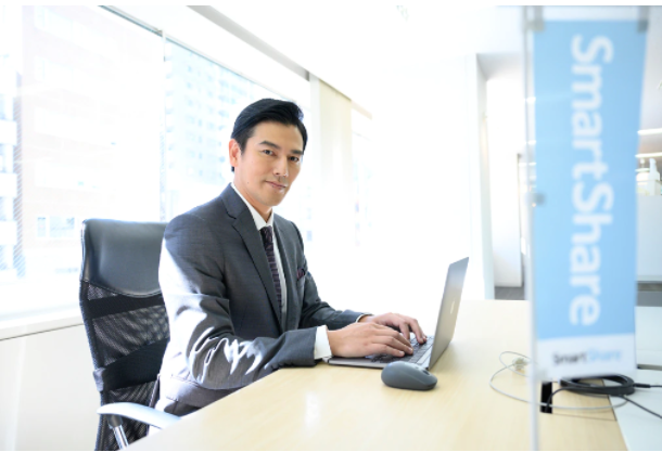 〈最近のスマートシェアNEWS〉
スマートシェア業務推進課の課長に俳優の要潤さんが就任！