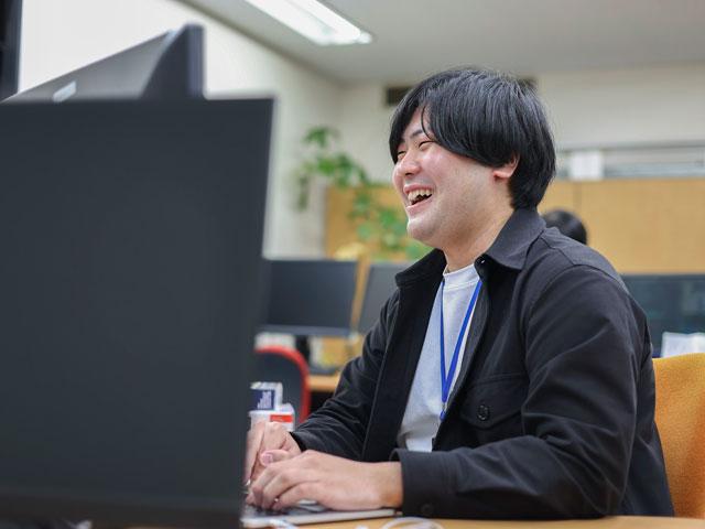 月平均の平均残業時間は15.0時間（2021年9月～11月実績）。主な福利厚生は、各種社会保険完備、退職金制度、交通費支給、資格取得支援・手当、時短勤務制度、U・Iターン支援、服装自由等。