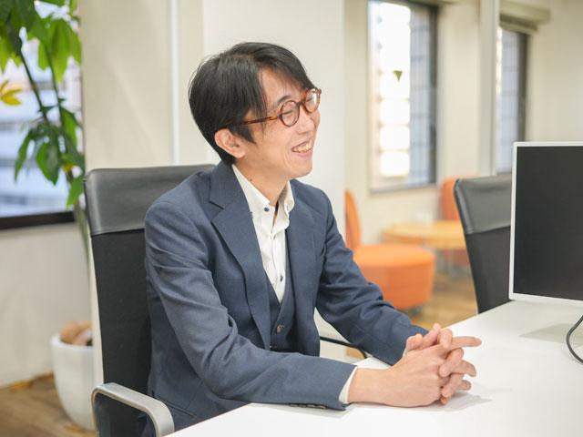 自社開発のデータ収集・解析システム『AKT』を駆使し、世界中の業務ログと教育ログを集めビジョン達成を目指す。

