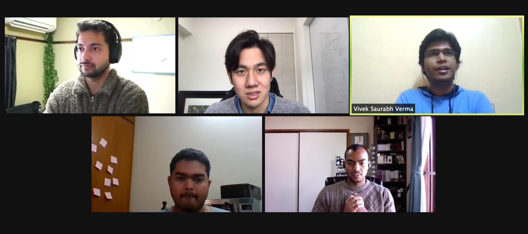 働き方は原則リモートワーク。日々の社内コミュニケーションはチームコミュニケーションツールで行い、週に数回、定期的なオンラインミーティングがある。リモートワーク環境が用意できない場合は、オフィス勤務、あるいは自宅近くのコーワキングスペースで働くことも可能だ。