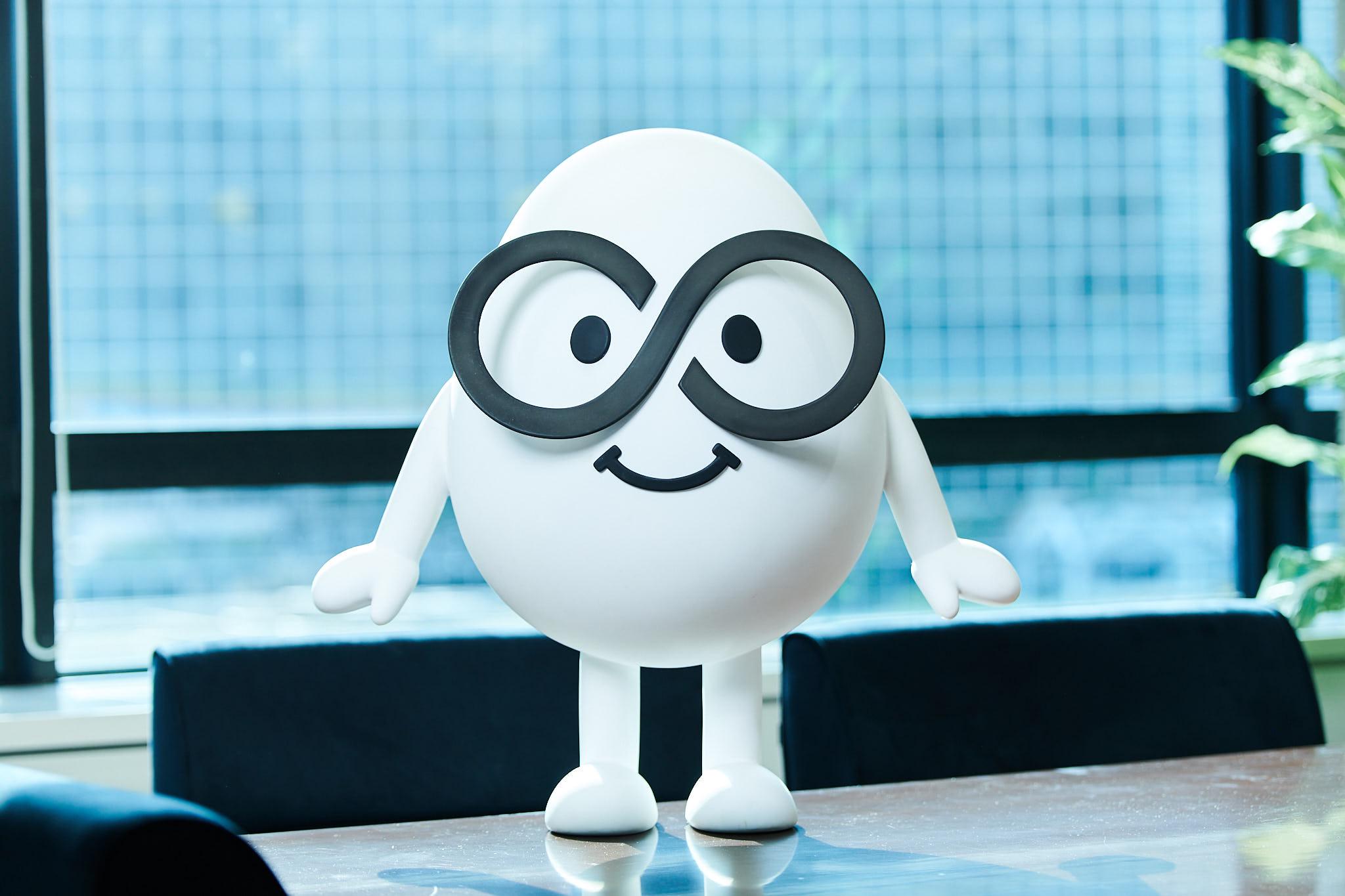 マスコットキャラクターのシノプスくん。大切な社員の1人です。