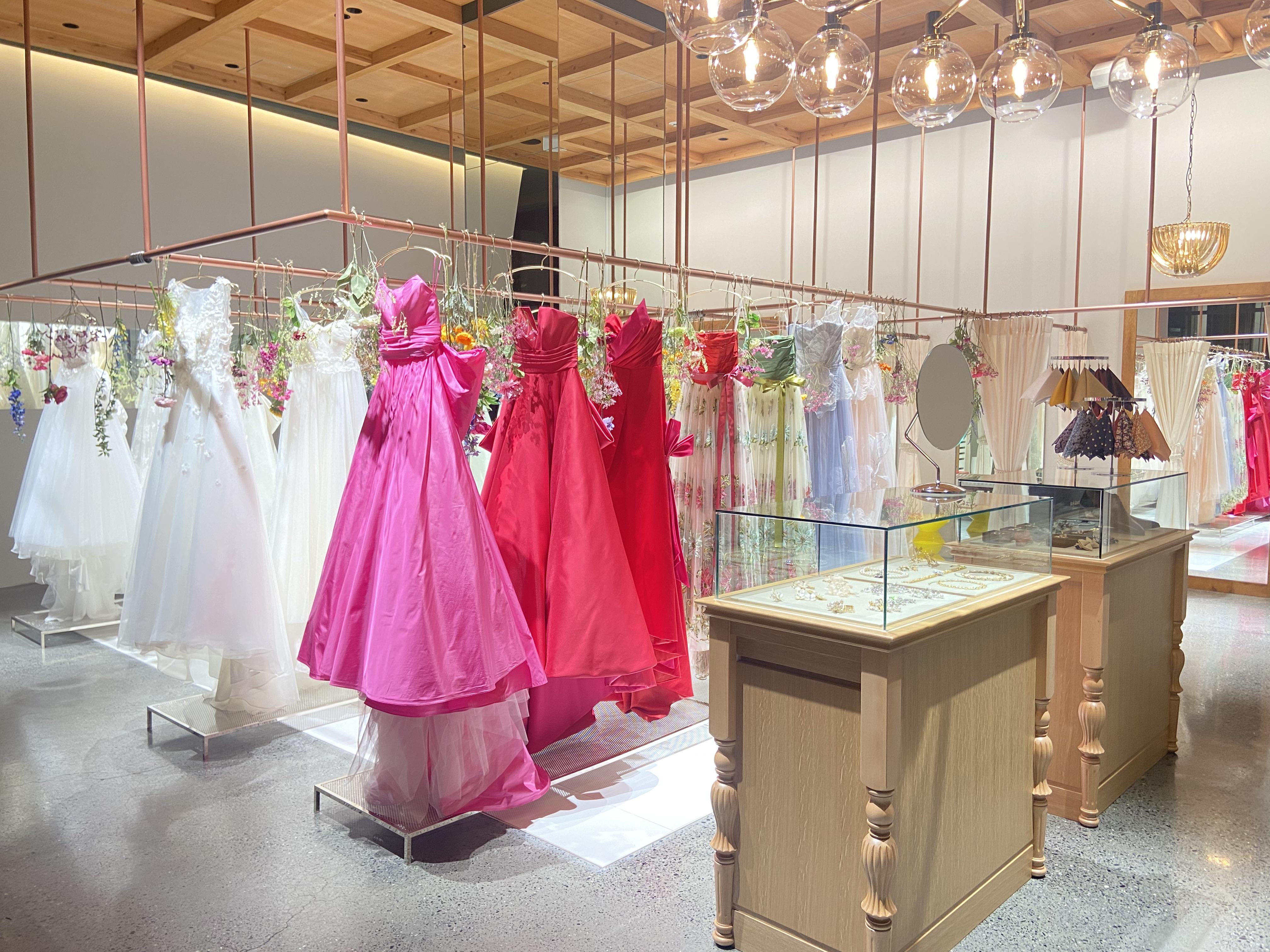 ITサービスだけでなく、コンサルティング・インテリア輸入販売・飲食・衣裳・婚礼プロデュース事業でも面白いことをたくさん企画しているという。将来が楽しみな会社だ。