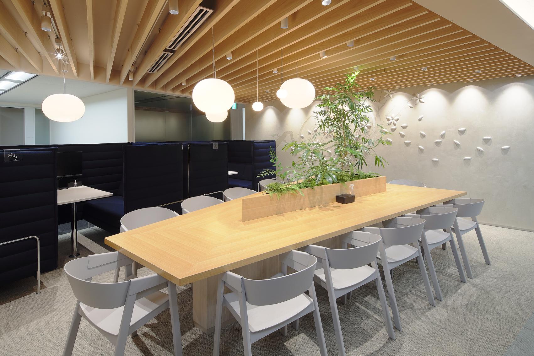 実力主義でストイックなカルチャーがある。とはいえ長時間労働を強いるようなことはなく、残業は平均で月30時間以下。20時ごろには人はまばら。タスクを絞り込んで効率的に成果を上げることを会社全体として重要視している。