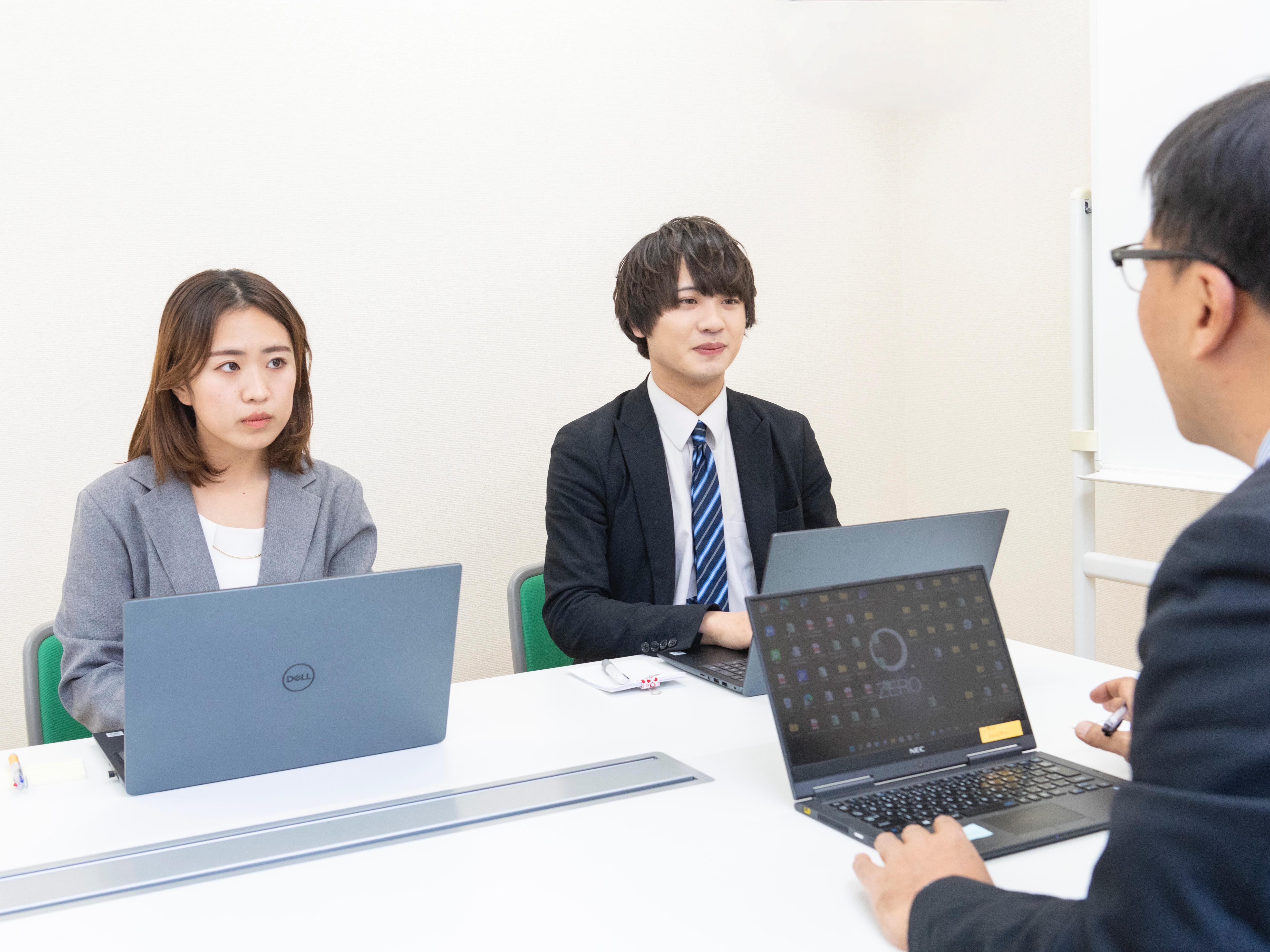 ハードウェア領域においては、主に大手カーディーラーに向けたカーメンテナンス用の紫外線硬化装置の開発・販売・メンテナンスを手掛ける。
