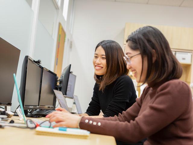 社内では職種を問わず、開発工程の最上流から関われるマーケティングセンスを磨いた人材が活躍している。