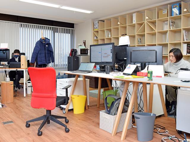 3Fに設けられた執務室。既婚者・子持ちも多い。影山氏が推進している風土づくりのポイントは、ワークライフ・バランスを重視してゆく“働きやすい”環境だ。