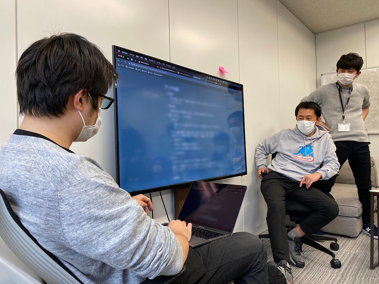 大型ディスプレイにChromecastで画面を写してミーティング
最近はメンバーも増えてきたので、スクリーン購入を検討中。