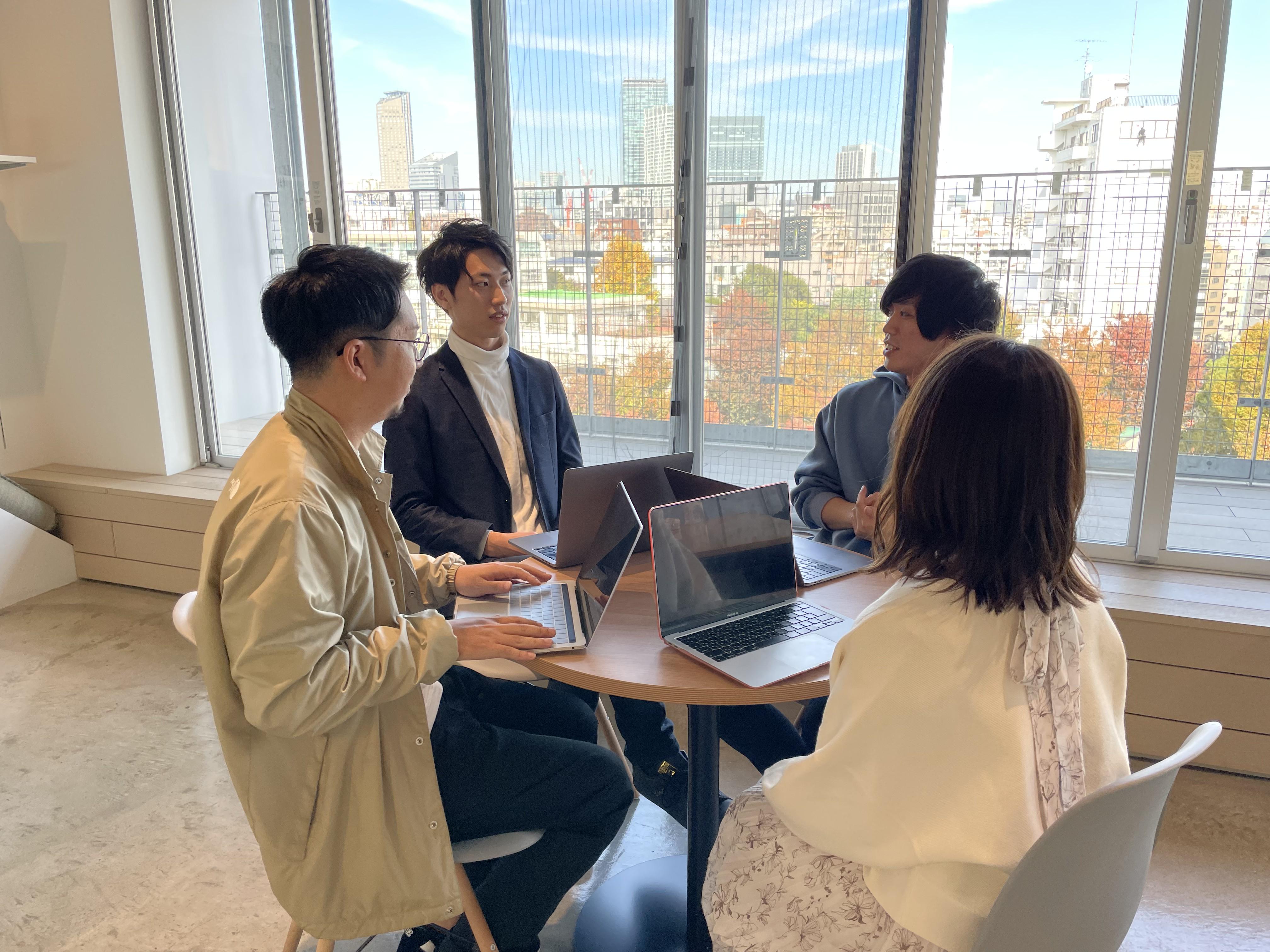 コンテンツをユーザーに届けるだけでなく、グッズの販売などをサポートするサービスも提供し、インフルエンサーの収益安定化に貢献している。