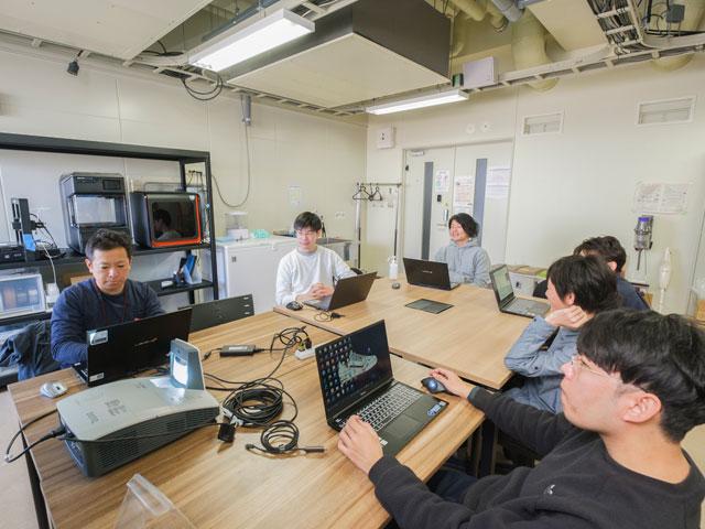 メンバーは多国籍で活気に溢れる会社だ。ロボットやAIの広範な知識と技術を持つ多国籍のメンバーで構成され、社内には常に英語が飛び交っている。