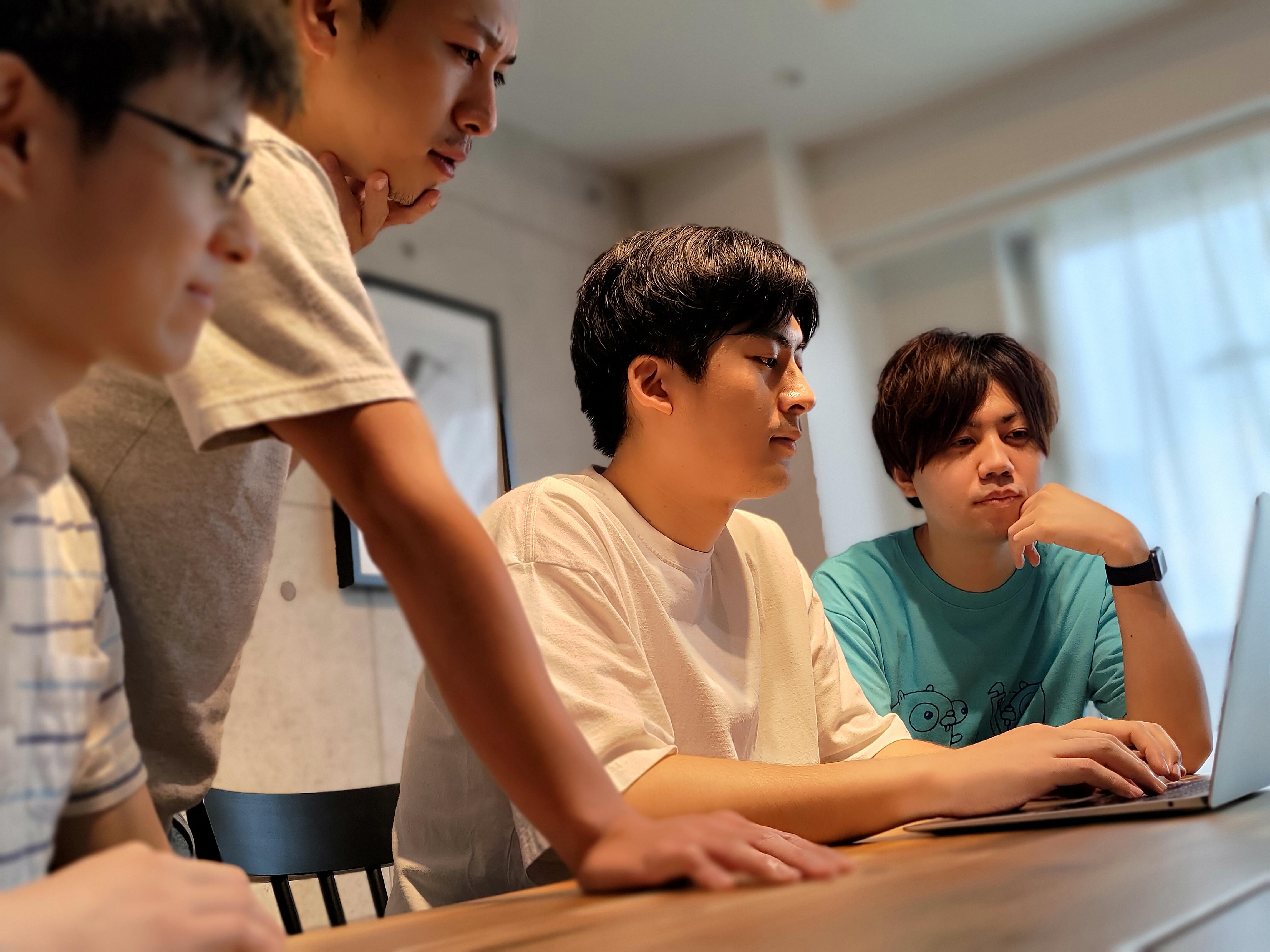 SaaSの開発・運営に携わるエンジニア達