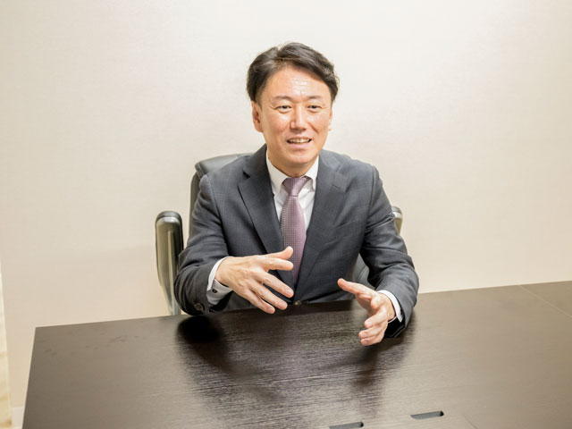代表取締役　鈴木 淳彌氏
会社を経営する傍ら、自身もERPコンサルタントとして第一線で活躍している。