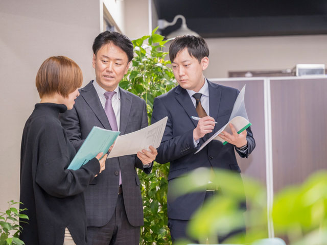 代表の鈴木氏も現役のERPコンサルタントとして、多くの社員に生きた知見を伝えている。