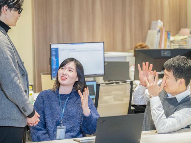 自由な雰囲気の中で社員一人ひとりが尊重され、努力を続けることで成長を目指せる環境が同社にはある。