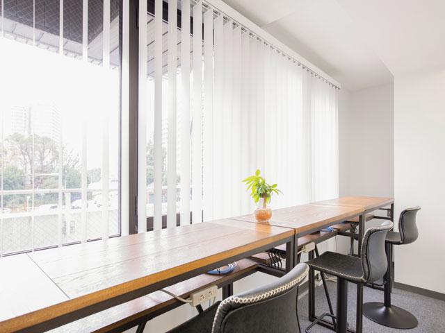 資格取得のサポートもあり、書籍代、セミナー代、受験費等の資格取得に関する費用は全額会社が負担する。入社祝金制度や有給休暇の入社日付与等、新しい環境を不安なく過ごせるサポートも充実。ITエンジニアとしての成長と充実したワークライフバランス、この両方を享受できる会社だ。