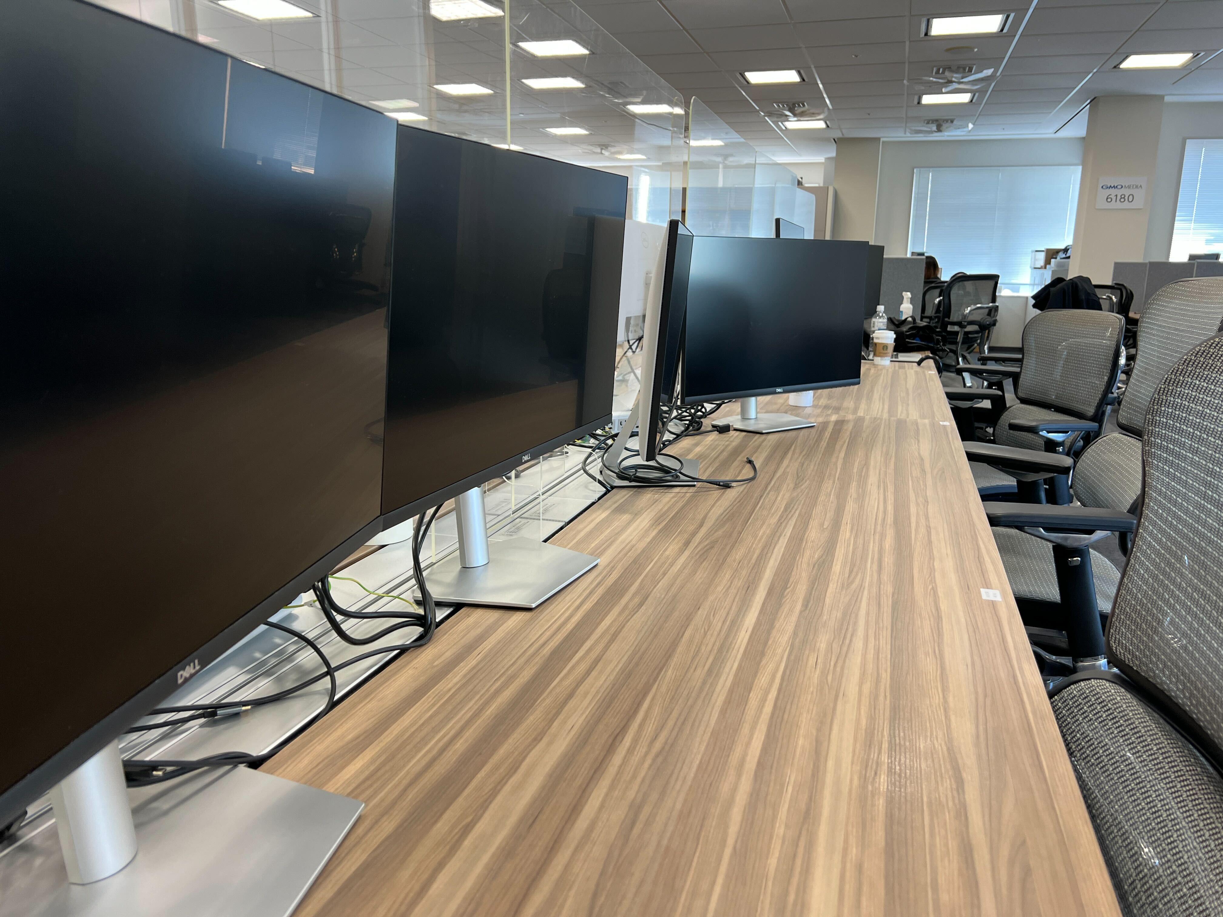 デュアルモニター、最新CPU・SSD搭載のPCで快適に業務が行えます。MacBookも選択可能です。