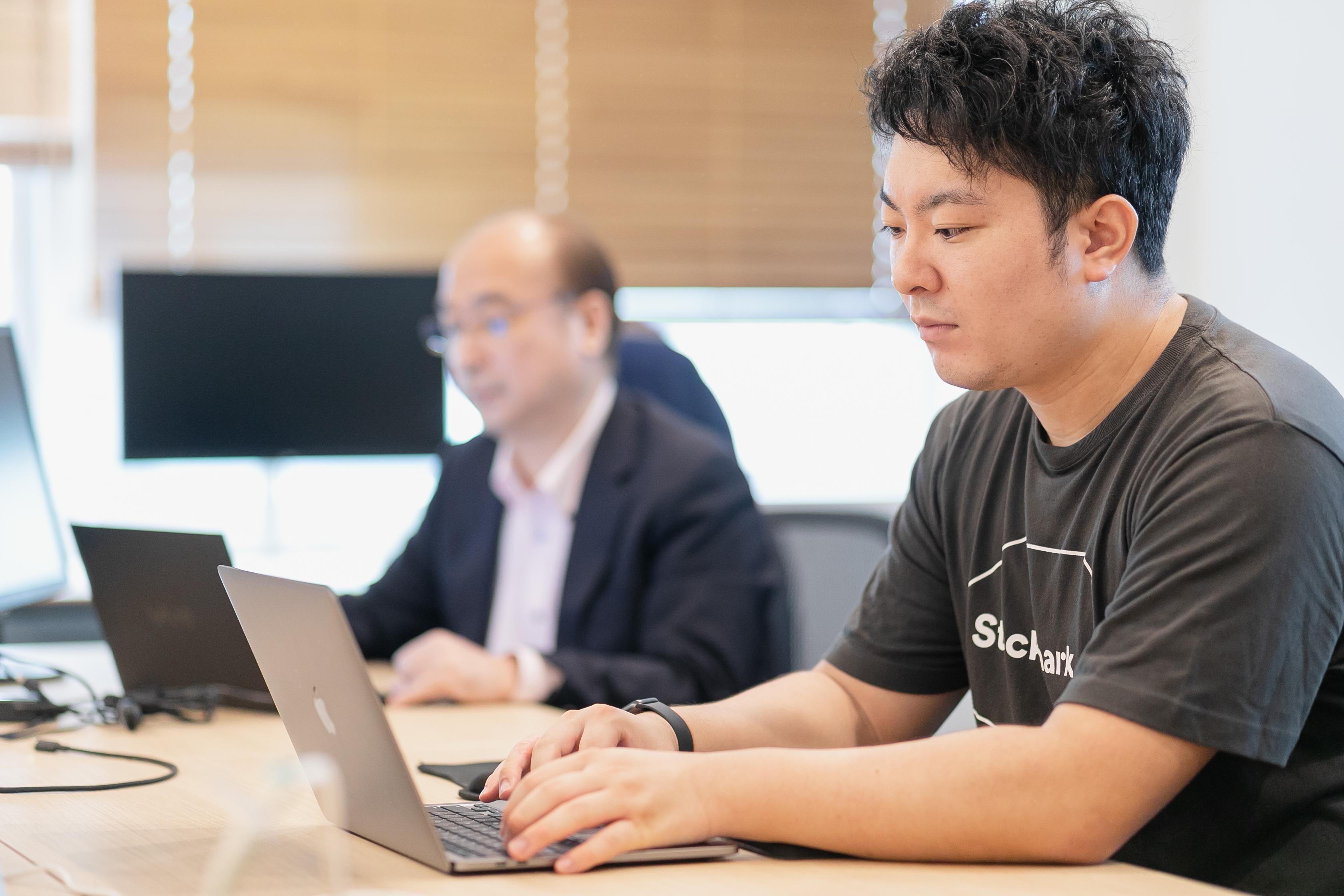 新規事業創出・新商品開発やビジネスモデル変革といった“攻めのDX”に必要な市場動向等の情報収集・解析を自動化し、組織内で即座に共有してインサイトやアイデアを創発。