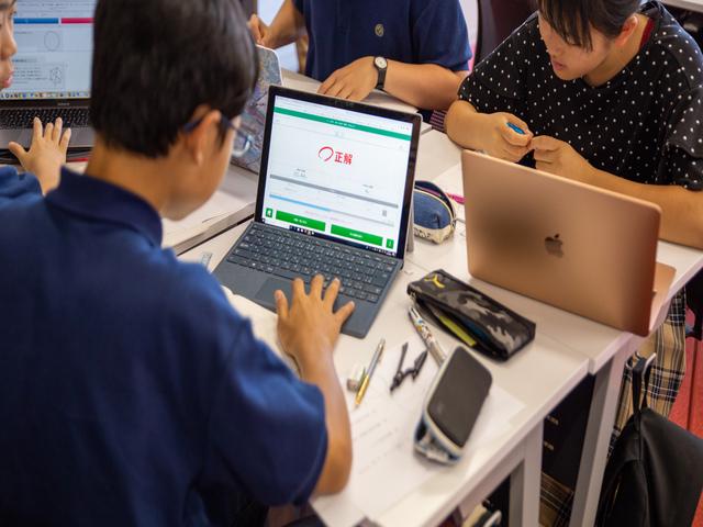 デジタルとアナログを上手に融合し、新しい時代の教育を生み出そうとしている。